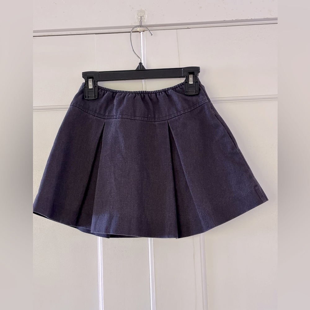 Dennis Uniform pleated skort. One pocket.
Size G5